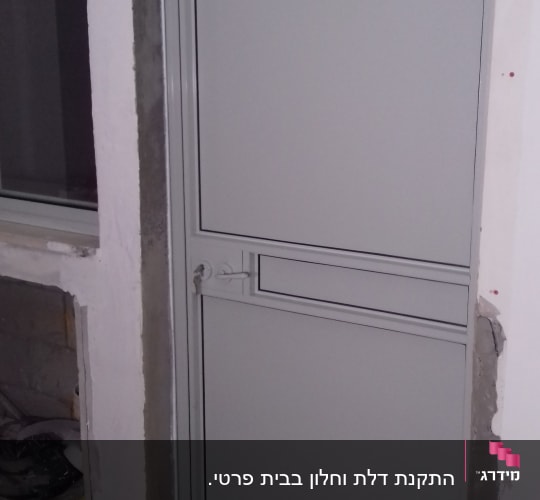דלת אלומיניום אפורה עם ידית כסופה